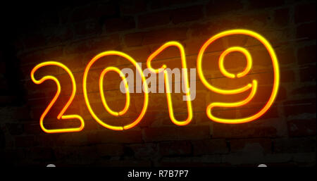 2019 Jahr Neon Licht auf Mauer Hintergrund. Leuchtende große Anzahl 3D-abstrakten 3D-Darstellung. Stockfoto