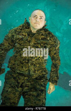 Rct. Rieker G. Smith, Platoon 3040, Lima, 3 Recruit Training Bataillon, Schwimmer beim Schwimmen Qualifikation April 17, 2017, auf Parris Island, S.C. Schwimmen Dozenten lehren Rekruten Wasser überleben Fähigkeiten und stellen Sie sicher, dass die Rekruten im Wasser sicher sind. Smith, 24, aus Fort Walton Beach, Fla., ist zu graduieren, 16. Juni 2017 geplant. ( Stockfoto