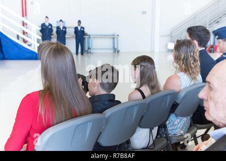 Christopher Manion, Sohn von Oberst Michael Manion, Abfahrt 403rd Wing Commander, nimmt ein Foto während der 403Rd Flügel Ändern des Befehls Zeremonie am 7. Mai 2017 an Keesler Air Force Base, Texas. Stockfoto