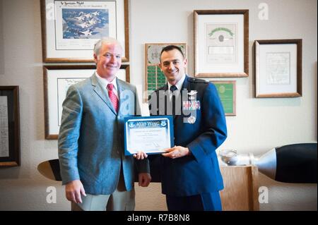 Clark Levi, Inhaber der Notlage Pharma und einigen anderen lokalen Unternehmen, übernimmt ein Zertifikat benennen ihn der 815th Airlift Squadron honorary Commander von Oberstleutnant Stuart Rubio, 815Th als Kommandant, während einer Induktion Zeremonie am 5. Mai 2017 an Keesler Air Force Base, Texas. Stockfoto