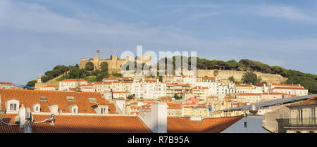 Stadtbild von Lissabon, Portugal, mit St George's Schloss im Hintergrund. Sonnigen Sommertag, blauer Himmel. Stockfoto