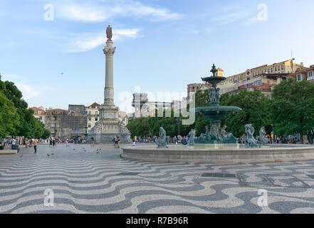 Lissabon, Portugal - 30. August 2018: Rossio Platz mit Spalte von Pedro IV. Die Terrasse und der Aufzug Santa Justa, mit einer oberen Ebene kiosk Stockfoto