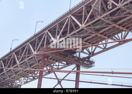 Ansicht von unten auf die Struktur der Suspension Bridge. Berühmte 25. April Brücke über den Tejo in Lissabon, Portugal. Stockfoto