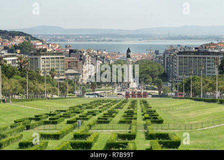 Lissabon, Portugal - 31. August 2018: Blick auf den Park Eduard VII und Marquis de Pombal Square; im Hintergrund kann man den Fluss Tagus. Stockfoto
