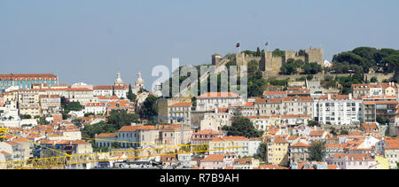 Stadtbild von Lissabon, Portugal, mit St George's Schloss im Hintergrund. Sonnigen Sommertag, blauer Himmel. Stockfoto