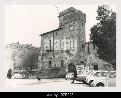 Latium Rieti Stimigliano Torre dell'orlogio, das ist mein Italien, die italienische Land der Geschichte, Post-mittelalterlicher Architektur. Der Turm dient als Haupteingang der Stadt und ist mit der Familie Orsini Mantel dekoriert und crenellations Richtfest der Struktur. Stockfoto