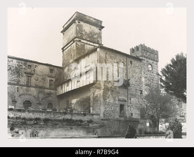 Latium Rieti Stimigliano Torre dell'orlogio, das ist mein Italien, die italienische Land der Geschichte, Post-mittelalterlicher Architektur. Der Turm dient als Haupteingang der Stadt und ist mit der Familie Orsini Mantel dekoriert und crenellations Richtfest der Struktur. Stockfoto