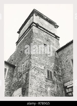 Latium Rieti Stimigliano Torre dell'orlogio, das ist mein Italien, die italienische Land der Geschichte, Post-mittelalterlicher Architektur. Der Turm dient als Haupteingang der Stadt und ist mit der Familie Orsini Mantel dekoriert und crenellations Richtfest der Struktur. Stockfoto