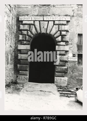 Latium Rieti Stimigliano Torre dell'orlogio, das ist mein Italien, die italienische Land der Geschichte, Post-mittelalterlicher Architektur. Der Turm dient als Haupteingang der Stadt und ist mit der Familie Orsini Mantel dekoriert und crenellations Richtfest der Struktur. Stockfoto