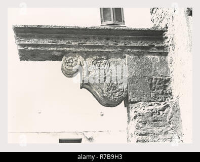 Latium Rieti Stimigliano Torre dell'orlogio, das ist mein Italien, die italienische Land der Geschichte, Post-mittelalterlicher Architektur. Der Turm dient als Haupteingang der Stadt und ist mit der Familie Orsini Mantel dekoriert und crenellations Richtfest der Struktur. Stockfoto