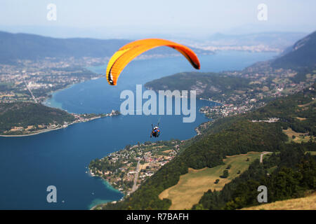 Ein tandem Pilot und sein Beifahrer auf den Col de La Forclaz Start mit dem See von Annecy im Hintergrund fliegen Stockfoto