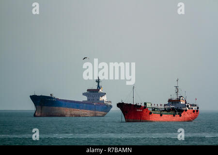 ISTANBUL, Türkei - May 06, 2012: Frachtschiffe aus verankert Ufer in Pendik, Istanbul Stockfoto