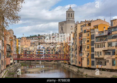 Bunte gelb, rot und orange Häuser mit der katalanischen Flaggen in Wasser Fluss Onyar, in Girona, Katalonien, Spanien wider. Stockfoto