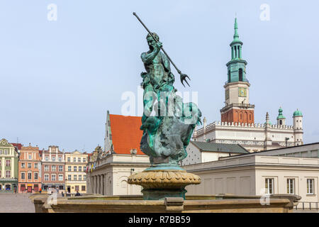 Neptun Brunnen mit dem Rathausturm im Hintergrund auf dem Hauptmarkt (Rynek) Platz in der Altstadt von Posen, Polen Stockfoto