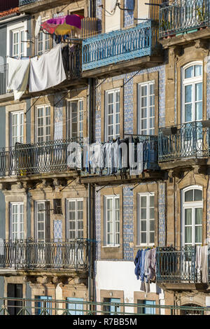 Street View auf der schönen alten Gebäuden mit portugiesischen Fliesen azulejo an den Fassaden in Porto, Portugal Stockfoto