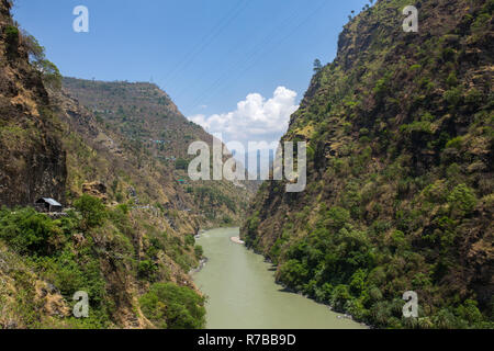 Landschaft einer Beas River und Kullu Tal auf dem Weg nach Manali, Himachal Pradesh. Im Norden Indiens. Stockfoto