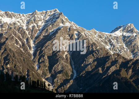 Aufgrund des hohen Himalaya reicht von Kullu Tal in Himachal Pradesh, Indien. Landschaft der schneebedeckten Berge Stockfoto