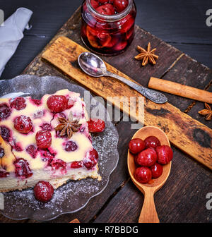 Gebackene Kuchen aus Quark und Kirschen auf einer Glasplatte Stockfoto