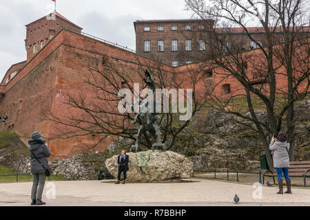 Krakau, Polen - 15. März 2018: Die berühmten Wawel Drachen Statue am Fuße des Wawel. Die Statue wurde von der Polnischen Bildhauer Bronislaw Ch Stockfoto