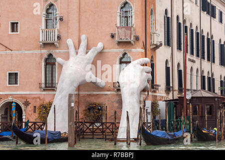 Venedig, Italien, 22. März 2018: riesige Hände steigen aus dem Wasser des Grand Canal in Venedig zu unterstützen. Dieses leistungsstarke Bericht über Klima chan Stockfoto