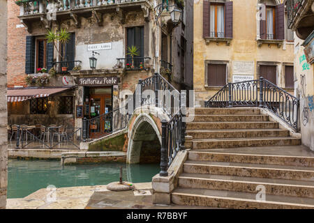 Venedig, Italien, 19. März 2018: Alte Brücke über die engen venezianischen Kanal unter den alten Häusern in Venedig, Italien. Stockfoto