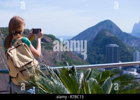 Mädchen touristische sieht in Rio Landschaft aus dem Pao tun Asucar Sicht Stockfoto