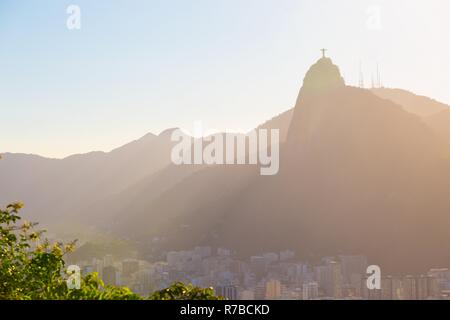 Abstrakte Abendlicher Blick von Rio aus der Oberseite der Zuckerhut bei Sonnenuntergang Zeit Stockfoto