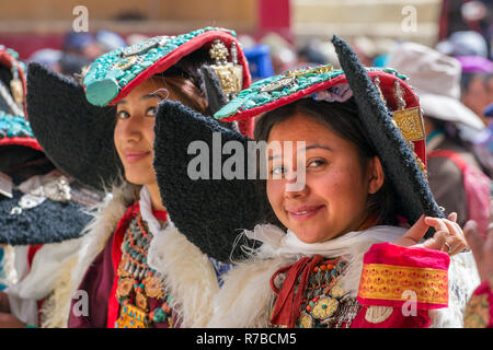 Lamayuru, Indien - 19. Juni 2017: Unbekannter Zanskari Frauen, ethnische Kostüme und traditionellen Ladakhi Kopfschmuck mit Türkis genannt Pe Stockfoto