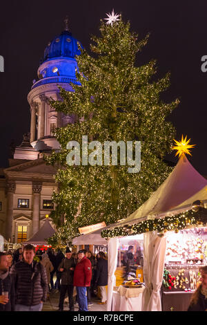 Berlin, Deutschland - Dezember 6, 2017: dekorierte Stände und Weihnachtsbeleuchtung am Gendarmenmarkt Weihnachtsmarkt. Stockfoto