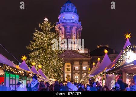 Berlin, Deutschland - Dezember 6, 2017: dekorierte Stände und Weihnachtsbeleuchtung am Gendarmenmarkt Weihnachtsmarkt. Stockfoto