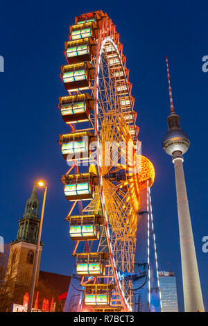 Berlin, Deutschland - 7. Dezember 2017: Weihnachtsmarkt auf dem Alexanderplatz in Berlin, Deutschland Stockfoto