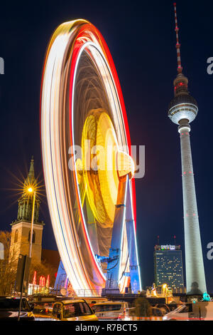 Berlin, Deutschland - 7. Dezember 2017: Weihnachtsmarkt auf dem Alexanderplatz in Berlin, Deutschland Stockfoto