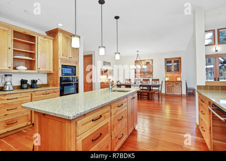 Tolle Küche mit hellem Holz, Granit und schwarze Geräte. Stockfoto