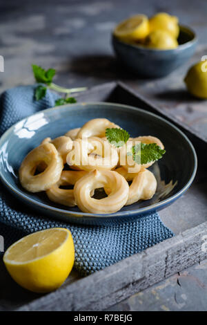 Traditionelle französische Cruller Donuts mit Zitrone Glasur Stockfoto