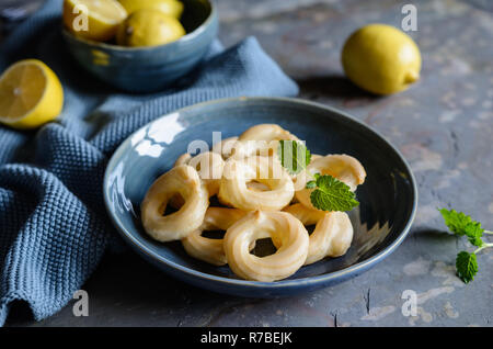 Traditionelle französische Cruller Donuts mit Zitrone Glasur Stockfoto