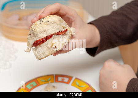 Lecker Weizen Rolle auf dem Küchentisch. Vorbereitung Abendessen mit frischem Brot und Butter. Herbst Hintergrund. Stockfoto