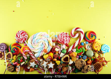 Bonbons mit Gelee und Zucker. bunter Mix aus verschiedenen childs Süßigkeiten und Leckereien Stockfoto