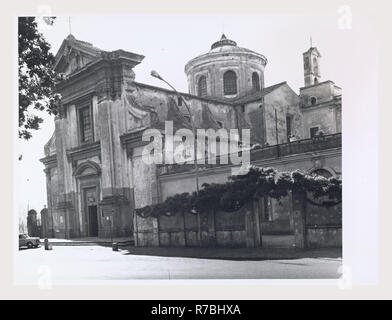 Lazio Roma Ariccia S.Maria di Galloro, das ist mein Italien, die italienische Land der Geschichte, mittelalterliche Architektur, architektonische Skulptur, Malerei, Kruzifix, Stuckdecke, Dekoration, Marmor und Mosaik Altar frontal. Diese Kirche ist ein lateinisches Kreuz im Plan mit einer Kuppel, die im Jahre 1624 begonnen und 1661 erweiterten mit einer Fassade von Bernini entworfen. Der Hauptaltar, geglaubt, auch ein Design zu sein von Bernini's, enthält ein Gemälde der Madonna mit Kind und ein Rahmen aus vergoldetem Metall Strahlen. In Seitenkapellen, Gemälde von S. Tommaso von Villanova von G. Gimignani 1663 und von S. Franz von Sales durch Stockfoto