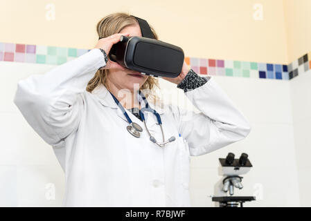 Wissenschaftler mit Virtual reality Brillen für die Forschung im Labor Stockfoto
