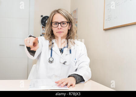 Frau Doktor, der auf sie mit ernsten Ausdruck Stockfoto