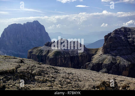 Sommer Blick auf die Sella Türme und Piz Boè von Passo Pordoi, Canazei, Dolomiten, Italien Sella grupe oder Gruppo di Sella, Pordoi, Südtirol Stockfoto