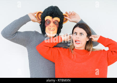 Lustig junge Paar, Freund tragen Affe Maske, verrückt und idiot Beziehung in Liebe Stockfoto