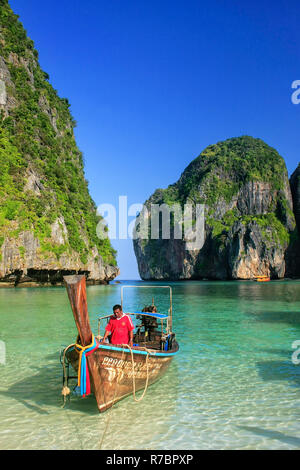 Lokale Mann in einem Longtailboot im Maya Bay auf Phi Phi Leh Island, Krabi Thailand. Es ist Teil der Mu Ko Phi Phi Nationalpark. Stockfoto