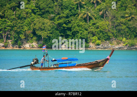 Longtail Boot von Koh Phi Phi Don Island in der Provinz Krabi, Thailand. Koh Phi Phi Don ist ein Teil der Marine National Park. Stockfoto