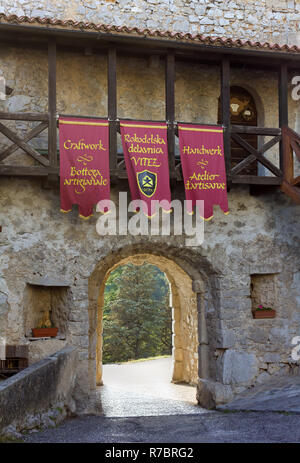 STANJEL, Slowenien - 8. Mai 2012: Eines der Tore des mittelalterlichen Dorfes, mit roten Fahnen auf dem Balkon aufgehängt Stockfoto