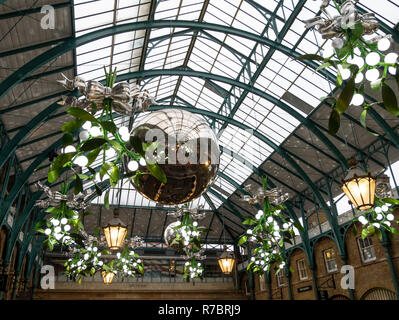 Übergroße Weihnachtsschmuck, Kugeln und Mistel in Covent Garden Apple Market, London, UK, Weihnachten 2018 Stockfoto