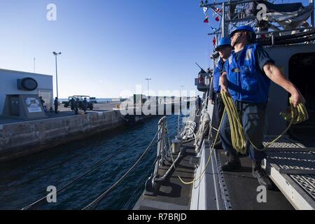 KEY WEST, Florida (08.Mai 2017) - midshipman 2. Klasse Forrest Saunders, vorübergehend auf den Cyclone zugeordnet - class Patrol coastal Schiff USS Zephyr (PC 8), wirft eine Wurfleine während Meer und anker detail. Zephyr ist derzeit zur Unterstützung der Operation Martillo, eine gemeinsame Operation mit der U.S. Coast Guard und Partner Nationen unterwegs, innerhalb der US-Flotte Bereich der Operationen. Stockfoto