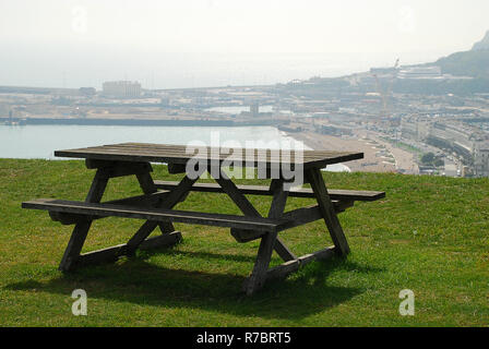 Panorama Ansicht von Dover, Kent, England (GB), ein Picknick Tisch in der Front. Dover ist eine Stadt und ein wichtiger Fährhafen in der Grafschaft Kent, im Süden von Eas Stockfoto