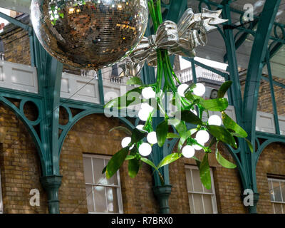 Übergroße Weihnachtsschmuck, Kugeln und Mistel in Covent Garden Apple Market, London, UK, Weihnachten 2018 Stockfoto