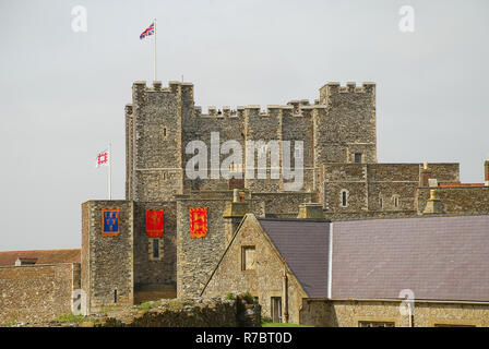 Dover Castle auf dem Hügel über Dover, Kent, Vereinigtes Königreich. Es ist das größte Schloss in England Stockfoto